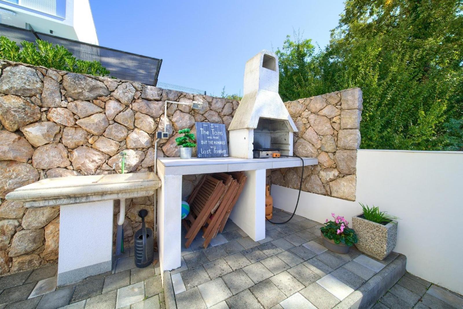 Apartment Sasso Bianco With The Private Pool Njivice Exterior photo